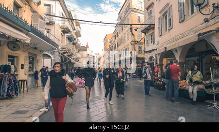 Touristen zu Fuß auf der Einkaufsstraße in der Altstadt von Korfu, Griechenland Stockfoto