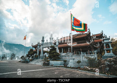 Touristische Anbetung im Gott im Tempel auf Fansipan Berg bei Sapa Nordvietnam zu Guan. Kim Sohn Bao Thang Tu Pagode auf Fansipan Berg. Stockfoto