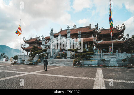 Touristische Anbetung im Gott im Tempel auf Fansipan Berg bei Sapa Nordvietnam zu Guan. Kim Sohn Bao Thang Tu Pagode auf Fansipan Berg. Stockfoto