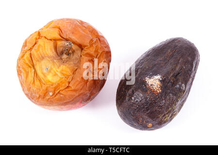 Alte faltige Früchte mit Schimmel auf weißem Hintergrund, ungesunde Nahrung Stockfoto