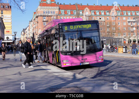 Orebro, Schweden - 17 April, 2019: Ein violett gefärbten City Bus-Linie 8 an der Jarntorget Bushaltestelle in der Innenstadt von Orebro gestoppt hat. Stockfoto