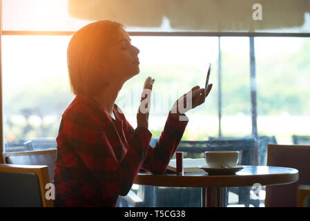 Frau Gesicht Puder anwenden Stockfoto