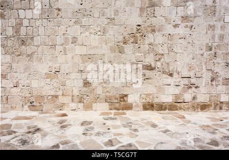 Alte, braune, sandige Wand eines Hauses aus Stein im Freien. Nahtlose Textur Hintergrund Felsen, Steine Stockfoto