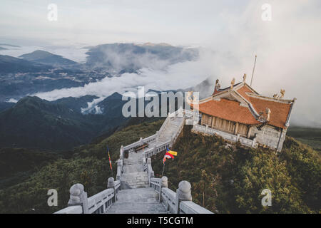 Wunderschöne Aussicht von Fansipan Berg mit einem buddhistischen Tempel. SaPa, Lao Cai Provinz, Vietnam Stockfoto