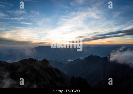 Sun-set Moment, Landschaft der Berge in Schichten, dunkel violett violett silhouette Panoramablick. Stockfoto