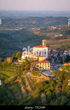 Kleines Dorf Šmartno auf Sonnenaufgang zwischen den Weinbergen in der Weinregion Brda in Slowenien in der Nähe der Grenze zu Italien in Europa Stockfoto