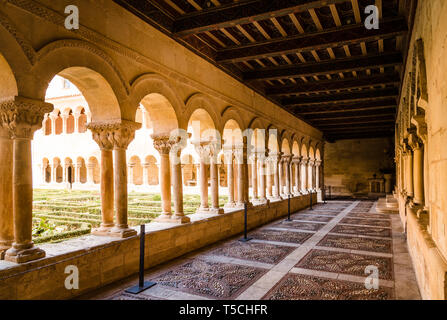 Santo Domingo de Silos, Spanien - 16. April 2019: Das Kloster von Santo Domingo de Silos Abtei. Es ist ein Kloster der Benediktiner und ein Meisterwerk der Römischen Stockfoto