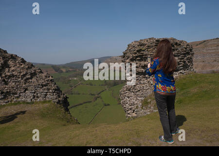 Weibliche walker Fotografieren der Blick vom Castell Dinas Bran in der Nähe von Llangollen in Denbighshire in Wales Stockfoto