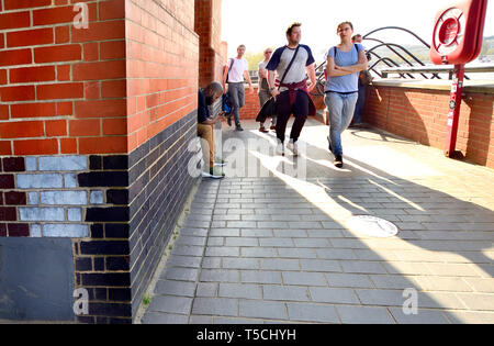 London, England, UK. Mann, auf sein Handy zu schauen, wie die Menschen früher gehen, South Bank Stockfoto