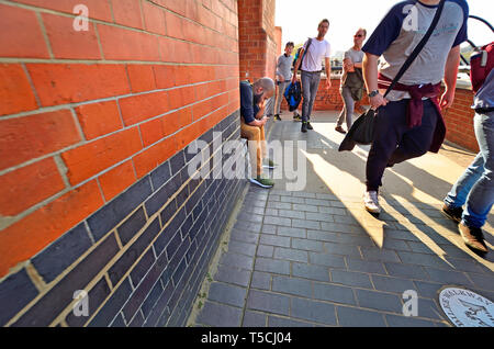 London, England, UK. Mann, auf sein Handy zu schauen, wie die Menschen früher gehen, South Bank Stockfoto