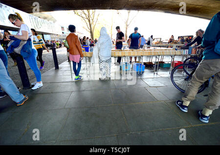 London, England, UK. Gebrauchte Buch unter der Waterloo Bridge, South Bank Abschaltdruck Stockfoto