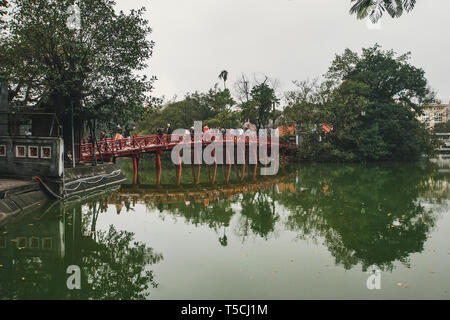 Hanoi Rote Brücke. Der hölzerne rot lackierten Brücke über den Hoan Kiem See verbindet die Ufer und der Jade Insel, auf der Ngoc Son Tempel steht. Hanoi. Stockfoto