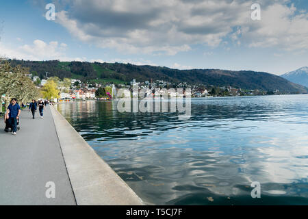 Zug, ZG/Schweiz, 20. April 2019: Viele Menschen genießen einen schönen Frühlingstag am Ufer des Zugersees in der Zentralschweiz Stockfoto