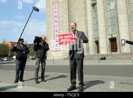 23. April 2019, Berlin: Martin Sonneborn (Die PARTEI, r), Vorsitzender, startet die EU-Wahlkampf vor der Volksbühne im Bezirk Mitte mit einer Pressekonferenz und Fototermin. Foto: Wolfgang Kumm/dpa Stockfoto