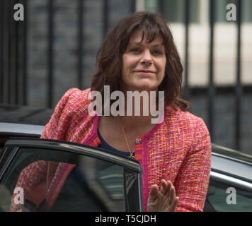 Downing Street, London, UK. 23. April 2019. Claire Perry, Staatsminister für Energie und Wachstum in Downing Street für die wöchentliche Kabinettssitzung. Credit: Malcolm Park/Alamy Leben Nachrichten. Stockfoto