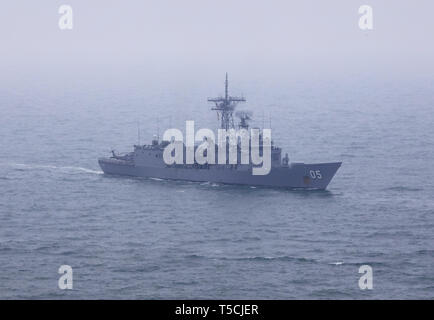 Qingdao. 23 Apr, 2019. Luftbild am 23. April, 2019 zeigt der Royal Australian Navy Fregatte HMAS Melbourne in den Gewässern vor Qingdao, Osten der chinesischen Provinz Shandong. Credit: Ju Zhenhua/Xinhua/Alamy leben Nachrichten Stockfoto