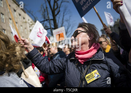 Warszawa, Mazowieckie, Polen. 23 Apr, 2019. Eine Demonstrantin hält ein Plakat gesehen, während der Demonstration am 16. Tag des Streiks von Tausenden der Lehrer der Lehrer vor dem Hauptquartier des Ministeriums für Nationale Bildung versammelt mit ihren Streik in Polen, um fortzufahren. Am Dienstag Protest, der Leiter der polnischen Lehrergewerkschaft, Slawomir Broniarz, schwor auf'' für die Würde der Lehrer zu kämpfen. Credit: Attila Husejnow/SOPA Images/ZUMA Draht/Alamy leben Nachrichten Stockfoto