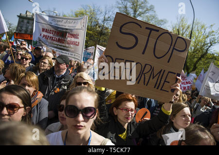 Warszawa, Mazowieckie, Polen. 23 Apr, 2019. Lehrer gesehen, Bannern, Fahnen und Plakate mit einem Ausrufezeichen während des Protestes am 16. Tag des Streiks von Tausenden der Lehrer der Lehrer vor dem Hauptquartier des Ministeriums für Nationale Bildung versammelt mit ihren Streik in Polen, um fortzufahren. Am Dienstag Protest, der Leiter der polnischen Lehrergewerkschaft, Slawomir Broniarz, schwor auf'' für die Würde der Lehrer zu kämpfen. Credit: Attila Husejnow/SOPA Images/ZUMA Draht/Alamy leben Nachrichten Stockfoto