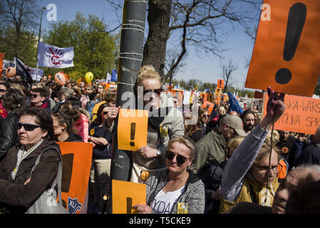 Warszawa, Mazowieckie, Polen. 23 Apr, 2019. Lehrer gesehen, Bannern, Fahnen und Plakate mit Ausrufezeichen während des Protestes am 16. Tag des Streiks von Tausenden der Lehrer der Lehrer vor dem Hauptquartier des Ministeriums für Nationale Bildung versammelt mit ihren Streik in Polen, um fortzufahren. Am Dienstag Protest, der Leiter der polnischen Lehrergewerkschaft, Slawomir Broniarz, schwor auf'' für die Würde der Lehrer zu kämpfen. Credit: Attila Husejnow/SOPA Images/ZUMA Draht/Alamy leben Nachrichten Stockfoto