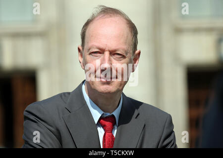 Berlin, Deutschland. 23 Apr, 2019. Martin Sonneborn (Die PARTEI), Vorsitzender, startet die EU-Wahlkampf mit einer Pressekonferenz und Fototermin vor der Volksbühne im Bezirk Mitte. Er ist der Spitzenkandidat seiner Partei. Quelle: Wolfgang Kumm/dpa/Alamy leben Nachrichten Stockfoto