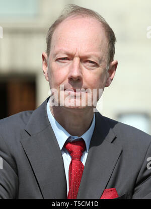 Berlin, Deutschland. 23 Apr, 2019. Martin Sonneborn (Die PARTEI), Vorsitzender, startet die EU-Wahlkampf mit einer Pressekonferenz und Fototermin vor der Volksbühne im Bezirk Mitte. Er ist der Spitzenkandidat seiner Partei. Quelle: Wolfgang Kumm/dpa/Alamy leben Nachrichten Stockfoto