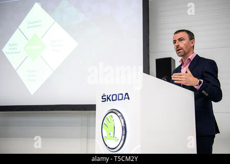 Leiter Produktion von Skoda Auto Marek Jancak präsentiert eine neue digital gesteuerte Montagelinie für Autos Skoda Superb und Kodiaq im Werk Kvasiny, Tschechische Republik, 23. April 2019. (CTK Photo/David Tanecek) Stockfoto