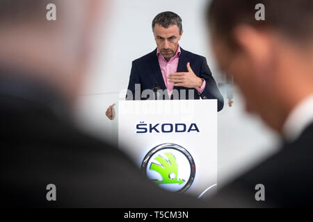 Leiter Produktion von Skoda Auto Marek Jancak präsentiert eine neue digital gesteuerte Montagelinie für Autos Skoda Superb und Kodiaq im Werk Kvasiny, Tschechische Republik, 23. April 2019. (CTK Photo/David Tanecek) Stockfoto