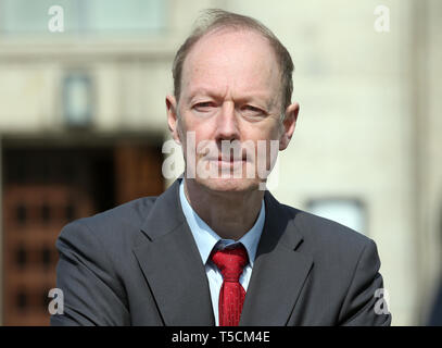 Berlin, Deutschland. 23 Apr, 2019. Martin Sonneborn (Die PARTEI), Vorsitzender, startet die EU-Wahlkampf mit einer Pressekonferenz und Fototermin vor der Volksbühne im Bezirk Mitte. Er ist der Spitzenkandidat seiner Partei. Quelle: Wolfgang Kumm/dpa/Alamy leben Nachrichten Stockfoto