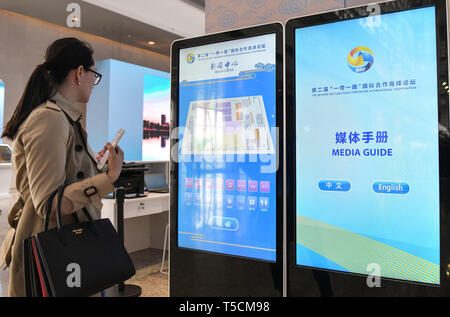 (190423) - Peking, April 23, 2019 (Xinhua) - eine Frau Ansichten Touch Screens in der Media Center für den zweiten Riemen und Straße Forum für internationale Zusammenarbeit in Peking, der Hauptstadt von China, am 23. April 2019. Der Media Center begann der Probebetrieb im China National Convention Center in Beijing Dienstag. Mehr als 4.100 Journalisten, darunter 1.600 aus dem Ausland, haben registriert, den zweiten Riemen und Straße Forum für internationale Zusammenarbeit von April 25 gehalten zu werden in Peking 27. (Xinhua/Li Er) Stockfoto