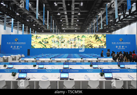 (190423) - Peking, April 23, 2019 (Xinhua) - Foto am 23. April, 2019 zeigt Medien Arbeitsbereich des Media Center für den zweiten Riemen und Straße Forum für internationale Zusammenarbeit in Peking, der Hauptstadt von China, am 23. April 2019. Der Media Center begann der Probebetrieb im China National Convention Center in Beijing Dienstag. Mehr als 4.100 Journalisten, darunter 1.600 aus dem Ausland, haben registriert, den zweiten Riemen und Straße Forum für internationale Zusammenarbeit von April 25 gehalten zu werden in Peking 27. (Xinhua / Zhang Chenlin) Stockfoto