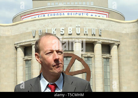 Berlin, Deutschland. 23 Apr, 2019. Martin Sonneborn (Die PARTEI), Vorsitzender, startet die EU-Wahlkampf mit einer Pressekonferenz und Fototermin vor der Volksbühne im Bezirk Mitte. Auf der Volksbühne gibt es ein Banner mit der Aufschrift "Für Europa reicht's'. Sonneborn ist Spitzenkandidat seiner Partei bei den Wahlen zum Europäischen Parlament. Quelle: Wolfgang Kumm/dpa/Alamy leben Nachrichten Stockfoto
