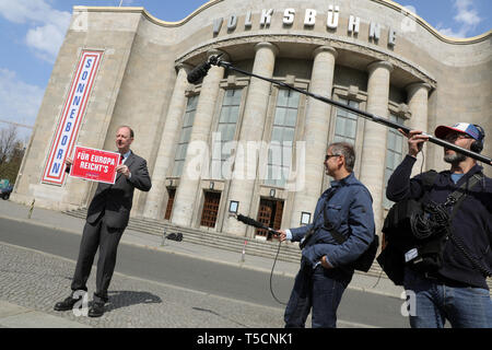 23. April 2019, Berlin: Martin Sonneborn (Die PARTEI), Vorsitzender, startet die EU-Wahlkampf mit einer Pressekonferenz und Fototermin vor der Volksbühne im Bezirk Mitte. Foto: Wolfgang Kumm/dpa Stockfoto