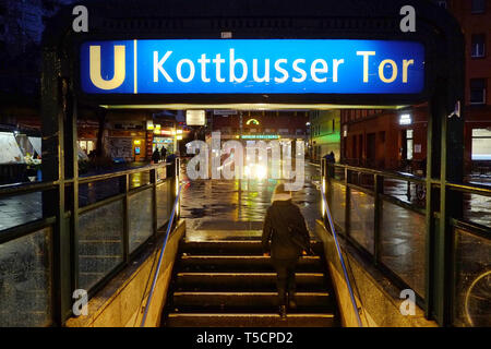 Berlin, Deutschland. 08 Jan, 2019. Eine Frau geht eine Treppe am Kottbusser Tor U-Bahn Station. Quelle: Stefan Jaitner/dpa/Alamy leben Nachrichten Stockfoto