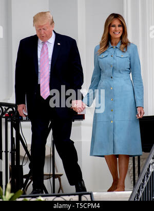 Präsidenten der Vereinigten Staaten Donald J. Trumpf und die erste Dame Melania Trump, gehen Sie die Schritte von der Blauen Zimmer Balkon, wie sie im Weißen Haus Ostereier Rollen auf dem Südrasen des Weißen Hauses in Washington, DC am 22. April 2019 teilnehmen. Das Weiße Haus Easter Egg Roll ist eine Tradition, die Termine aus dem Jahr 1878 und dem Vorsitz von US-Präsident Rutherford B. Hayes. Credit: Ron Sachs/CNP (Einschränkung: Keine New York oder New Jersey Zeitungen oder Zeitschriften innerhalb eines 75-Meilen-Radius von New York City) | Verwendung weltweit Stockfoto