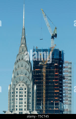 New York, der Hauptsitz der Vereinten Nationen in New York. 23 Apr, 2019. Das Chrysler Building (L) und einem Vanderbilt, ein Wolkenkratzer im Bau sind, vom Sitz der Vereinten Nationen in New York gesehen, 23. April 2019. Credit: Li Muzi/Xinhua/Alamy leben Nachrichten Stockfoto