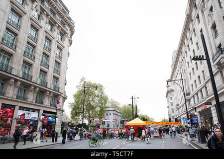 London, Großbritannien. 23. April 2019. Klimawandel Aktivisten vor dem Aussterben Rebellion fort, Oxford Street, Marble Arch, als Teil der Internationalen Rebellion Block auf die britische Regierung auf, dringend Maßnahmen gegen den Klimawandel zu ergreifen. Credit: Mark Kerrison/Alamy leben Nachrichten Stockfoto