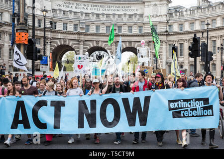 London, Großbritannien. 23. April 2019. Klimawandel Aktivisten vor dem Aussterben Rebellion März von Marble Arch, dem Parlament Square eine Versammlung außerhalb des Parlaments zu halten und für die Zustellung von Briefen aus dem Aktivisten Treffen mit den Mitgliedern des Parlaments zu vereinbaren. Credit: Mark Kerrison/Alamy leben Nachrichten Stockfoto