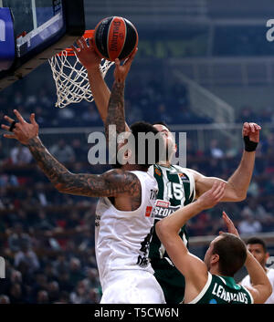 Athen, Griechenland. 23 Apr, 2019. Ian Vougioukas, (C) von Panathinaikos Athen CHR. OPAP konkurriert mit Edy Tavares von Real Madrid im dritten Spiel der Viertelfinale der Euroleague zwischen Panathinaikos v. Chr. OPAP Athen und Real Madrid, in Athen, Griechenland, am 23. April 2019. Credit: Marios Lolos/Xinhua/Alamy leben Nachrichten Stockfoto