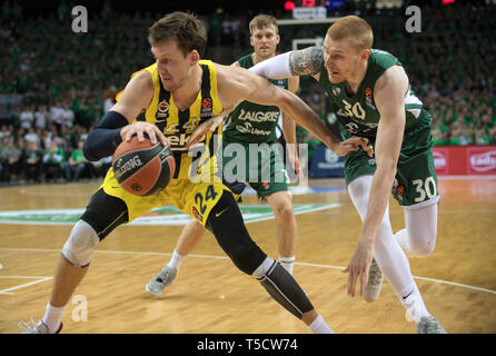 Kaunas, Litauen. 23 Apr, 2019. Jan Vesely (L) von Fenerbahce Istanbul Beko konkurriert im dritten Endspiel der Euroleague zwischen Litauens Zalgiris Kaunas und der Türkei Fenerbahce Istanbul Beko in Kaunas, Litauen, 23. April 2019. Credit: alfredas Pliadis/Xinhua/Alamy leben Nachrichten Stockfoto