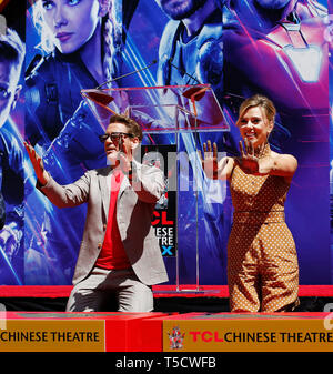 (190424) -- LOS ANGELES, April 24, 2019 (Xinhua) - Schauspieler Robert Downey Jr. (L) und Schauspielerin Scarlett Johansson zeigen ihre Hände, nachdem sie ihre Handabdrücke in Zement während der Zeremonie auf dem Vorplatz des TCL Chinese Theatre in Los Angeles, USA, 23. April 2019. Die Besetzung von Marvel Studios "Avengers: Endgame' wie Robert Downey Jr., Chris Evans, Mark Ruffalo, Chris Hemsworth, Scarlett Johansson, und Jeremy Renner, zusammen mit Marvel Studios Präsident Kevin Feige, erhielt eine der ältesten Auszeichnungen Hollywood's dieser Dienstag, ihre Namen zu unterschreiben und ihre Handabdrücke in Stockfoto