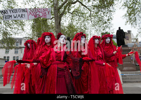 Darsteller auf den Parliament Square während das Aussterben Rebellion März demonstrieren. Aussterben Rebellion Demonstranten März von Marble Arch, Parliament Square, dem Versuch, Briefe an ihre Abgeordneten zu liefern. Aussterben Rebellion Aktivisten waren zulässig im Parlament Platz zu sein, aber das Parlament nicht zu betreten. Nach mehreren Versuchen die Buchstaben zu liefern, die Aktivisten eine Vereinbarung mit MPs durch die Polizei. Zehn Aktivisten wurden erlaubt die Briefe in der Firma der Baronin Jenny Jones (Grüne) liefern. Philosoph und Grünen Mitkämpfer Rupert Reed, Arbeit Schattenminister Clive Lew Stockfoto