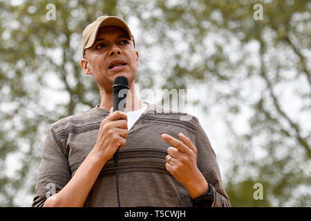 Arbeitsmarkt Schattenminister Clive Lewis auf dem Aussterben Rebellion März in London. Aussterben Rebellion Demonstranten März von Marble Arch, Parliament Square, dem Versuch, Briefe an ihre Abgeordneten zu liefern. Aussterben Rebellion Aktivisten waren zulässig im Parlament Platz zu sein, aber das Parlament nicht zu betreten. Nach mehreren Versuchen die Buchstaben zu liefern, die Aktivisten eine Vereinbarung mit MPs durch die Polizei. Zehn Aktivisten wurden erlaubt die Briefe in der Firma der Baronin Jenny Jones (Grüne) liefern. Philosoph und Grünen Mitkämpfer Rupert Reed, Arbeit Schattenminister Cli Stockfoto