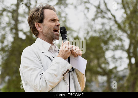 London, Greater London, UK. 23 Apr, 2019. Philosoph und Grünen Mitkämpfer Rupert Reed auf dem Aussterben Rebellion März in London. Aussterben Rebellion Demonstranten März von Marble Arch, Parliament Square, dem Versuch, Briefe an ihre Abgeordneten zu liefern. Aussterben Rebellion Aktivisten waren zulässig im Parlament Platz zu sein, aber das Parlament nicht zu betreten. Nach mehreren Versuchen die Buchstaben zu liefern, die Aktivisten eine Vereinbarung mit MPs durch die Polizei. Zehn Aktivisten wurden erlaubt die Briefe in der Firma der Baronin Jenny Jones (Grüne) liefern. Phil Stockfoto