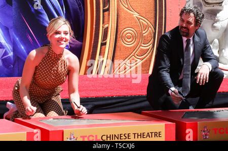 Hollywood, Vereinigte Staaten. 23 Apr, 2019. HOLLYWOOD, LOS ANGELES, Kalifornien, USA - 23. April: Scarlett Johansson, Mark Ruffalo besuchen die Marvel Studios'' Avengers: Endgame' Cast legen Ihre Hand druckt in Zement bei TCL Chinese Theater IMAX Vorplatz an der TCL Chinese Theater IMAX am 23. April 2019 in Hollywood, Los Angeles, Kalifornien, Vereinigte Staaten. (Foto von David Acosta/Image Press Agency) Quelle: Bild Presse Agentur/Alamy leben Nachrichten Stockfoto