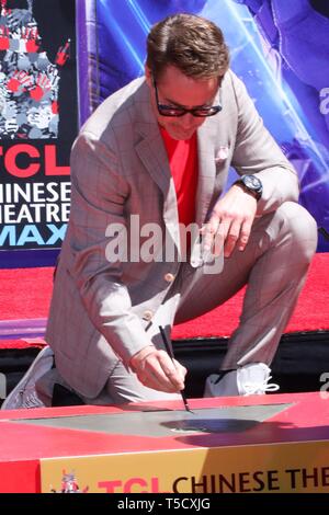 Hollywood, Vereinigte Staaten. 23 Apr, 2019. HOLLYWOOD, LOS ANGELES, Kalifornien, USA - 23. April: Robert Downey Jr. besucht die Marvel Studios'' Avengers: Endgame' Cast legen Ihre Hand druckt in Zement bei TCL Chinese Theater IMAX Vorplatz an der TCL Chinese Theater IMAX am 23. April 2019 in Hollywood, Los Angeles, Kalifornien, USA. (Foto von David Acosta/Image Press Agency) Quelle: Bild Presse Agentur/Alamy leben Nachrichten Stockfoto