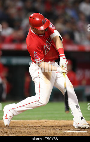 Anaheim, Kalifornien, USA. 23. Apr 2019. Los Angeles Engel Mittelfeldspieler Mike Forelle (27) Fledermäuse für die Engel während des Spiels zwischen den New York Yankees und die Los Angeles Engel von Anaheim im Angel Stadium in Anaheim, CA, (Foto von Peter Joneleit, Cal Sport Media) Credit: Cal Sport Media/Alamy leben Nachrichten Stockfoto