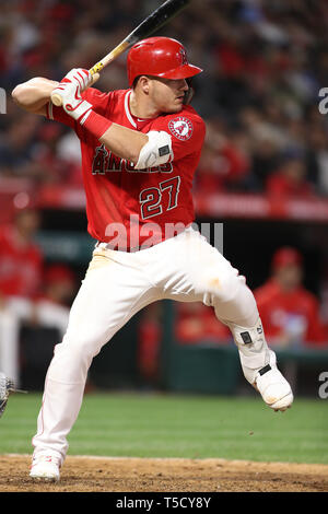 Anaheim, Kalifornien, USA. 23. Apr 2019. Los Angeles Engel Mittelfeldspieler Mike Forelle (27) Fledermäuse für die Engel während des Spiels zwischen den New York Yankees und die Los Angeles Engel von Anaheim im Angel Stadium in Anaheim, CA, (Foto von Peter Joneleit, Cal Sport Media) Credit: Cal Sport Media/Alamy leben Nachrichten Stockfoto