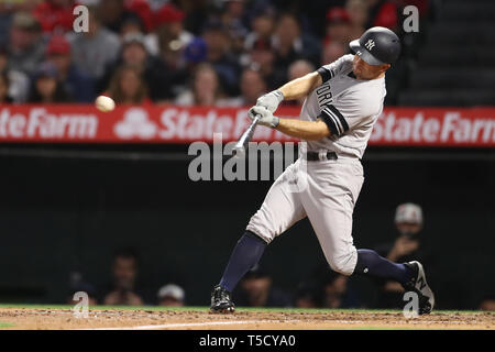 Anaheim, Kalifornien, USA. 23. Apr 2019. New York Yankees linken Feldspieler Brett Gardner (11) verdreifacht, während das Spiel zwischen den New York Yankees und die Los Angeles Engel von Anaheim im Angel Stadium in Anaheim, CA, (Foto von Peter Joneleit, Cal Sport Media) Credit: Cal Sport Media/Alamy leben Nachrichten Stockfoto