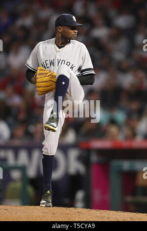 Anaheim, Kalifornien, USA. 23. Apr 2019. New York Yankees erste Basisspieler Mike Ford (36) macht den Start für die Yankees während des Spiels zwischen den New York Yankees und die Los Angeles Engel von Anaheim im Angel Stadium in Anaheim, CA, (Foto von Peter Joneleit, Cal Sport Media) Credit: Cal Sport Media/Alamy leben Nachrichten Stockfoto