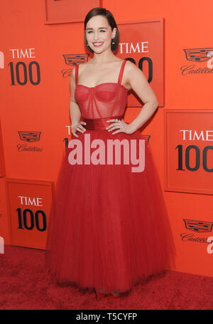 New York, NY, USA. 23 Apr, 2019. Emilia Clarke besucht die 2019 mal 100 Gala im Frederick S. Rose Hall, Jazz at Lincoln Center am 23. April 2019 in New York City. Quelle: John Palmer/Medien Punch/Alamy leben Nachrichten Stockfoto